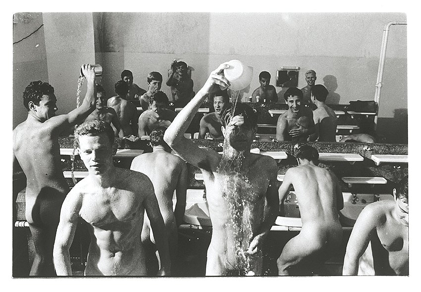 Mike und die anderen schmeißen sich mit Wasser Schule Schloß Salem, 1963