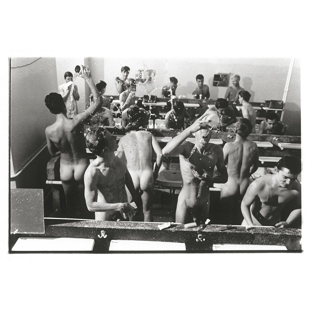 Jungs schmeißen Wasser beim Morgenwaschen Schule Schloß Salem, 1963